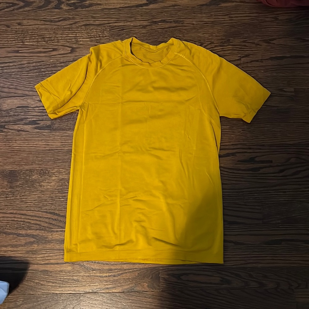 LULULEMON MENS METAL VENT TECH T SHIRT SIZE SMALL YELLOW/GOLD